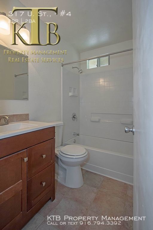 Building Photo - 2 Bedroom Downtown Townhome