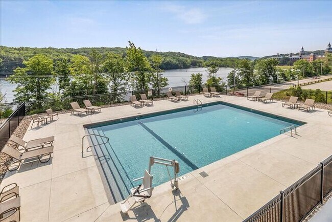 Building Photo - 1305 River View Ln