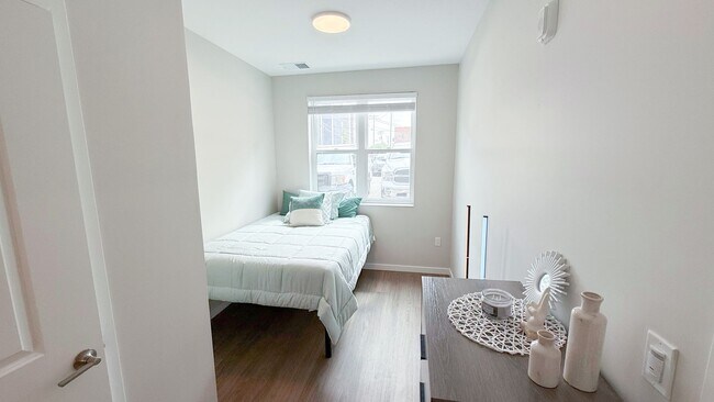 Interior Photo - 404 E Clark St