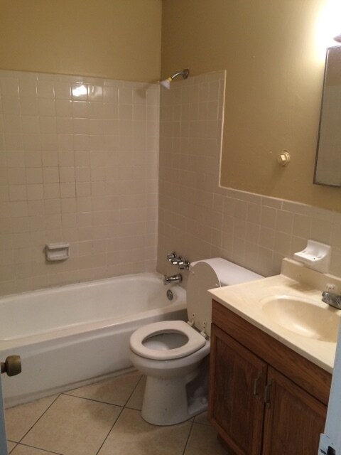 Building Photo - Large 6-2 house with new central air