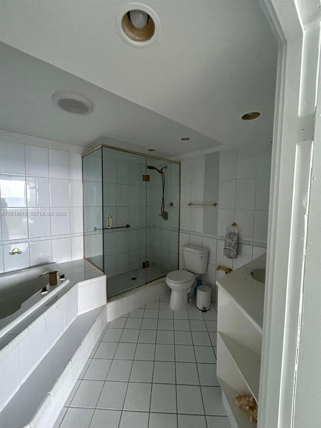 Building Photo - 3140 S Ocean Dr