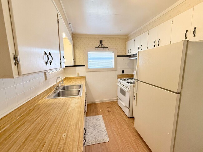 Building Photo - Charming 3-Bedroom Home With Screened Front Porch