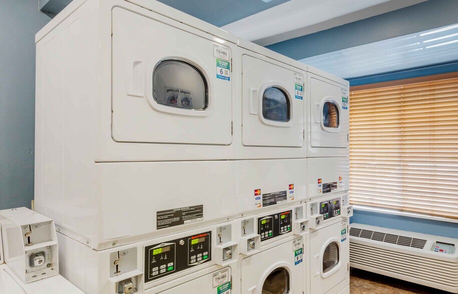 Building Photo - Furnished Studio-Fayetteville - West