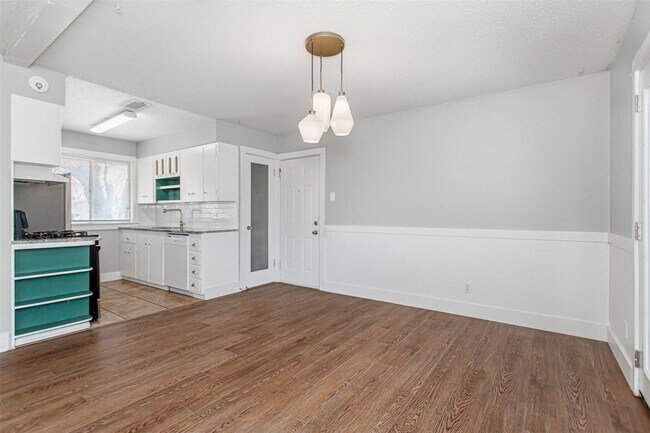 Building Photo - 2121 Travis Dr