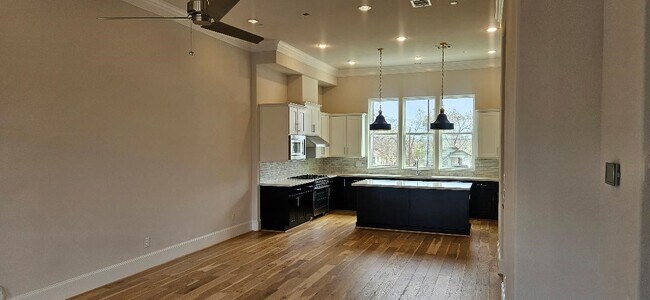 Building Photo - 712 Cage St