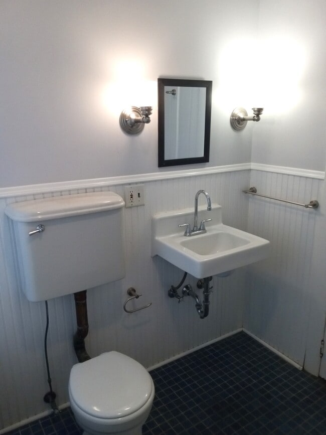 Building Photo - 1211 23rd Ave NE