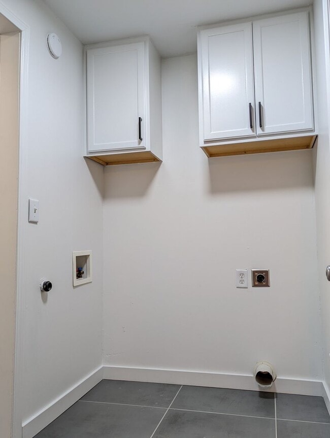 Building Photo - Beautiful 3-Bedroom, 2-Bath Home With Larg...