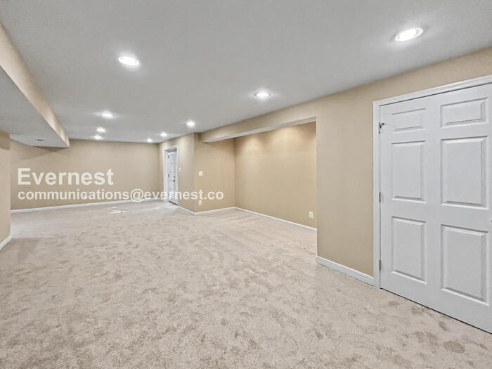 Building Photo - 8 Sarrington Ct