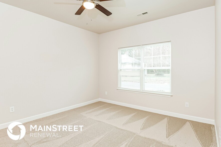 Building Photo - 106 S Elm St