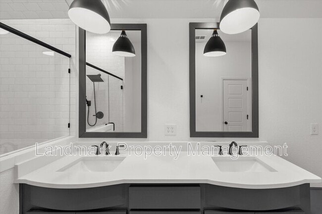 Building Photo - 816 Tesslynn Ave