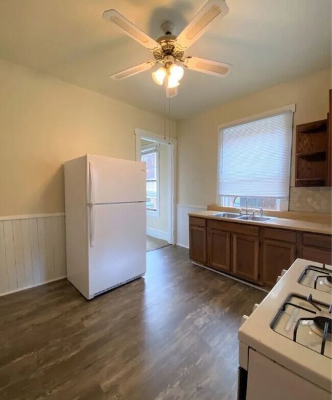 Building Photo - 216-218 W Lamb St