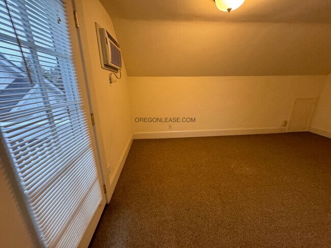Building Photo - 2 Bedroom 1 bath downtown apartment availa...