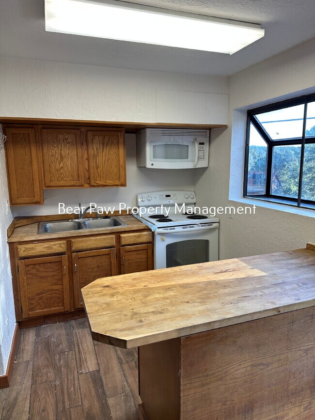 Building Photo - Two Bedroom in North Evergreen!