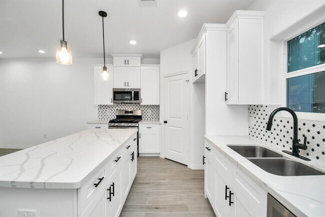 Building Photo - 8406 Parnell St
