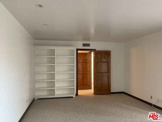 Building Photo - 906 N Doheny Dr