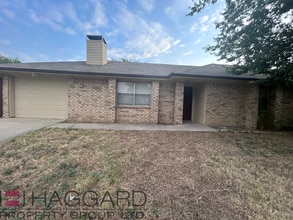 Building Photo - Renovated half duplex-2 bed, 1 bath, 1 story