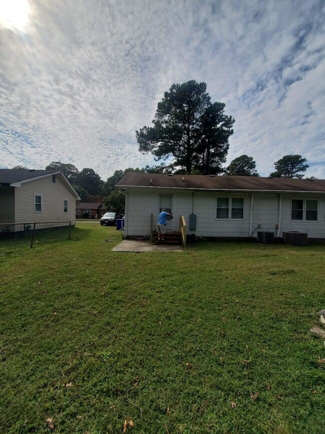 Building Photo - Adorable Two Bedroom Duplex In Truxton