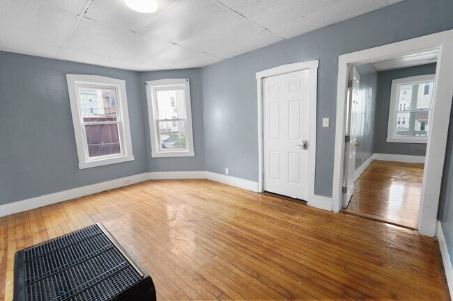 Building Photo - 15 1/2 Mendon Street