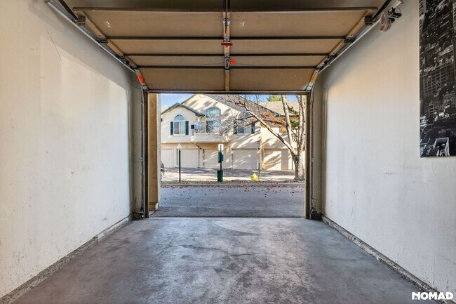 Building Photo - Well-maintained  2BR Condo in Englewood