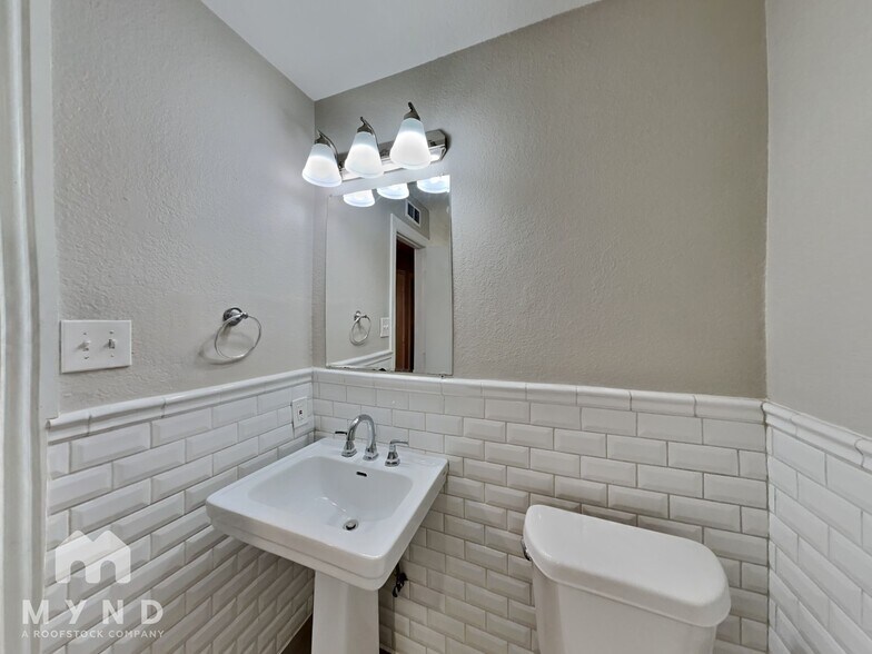 Building Photo - 1157 Boxwood Dr