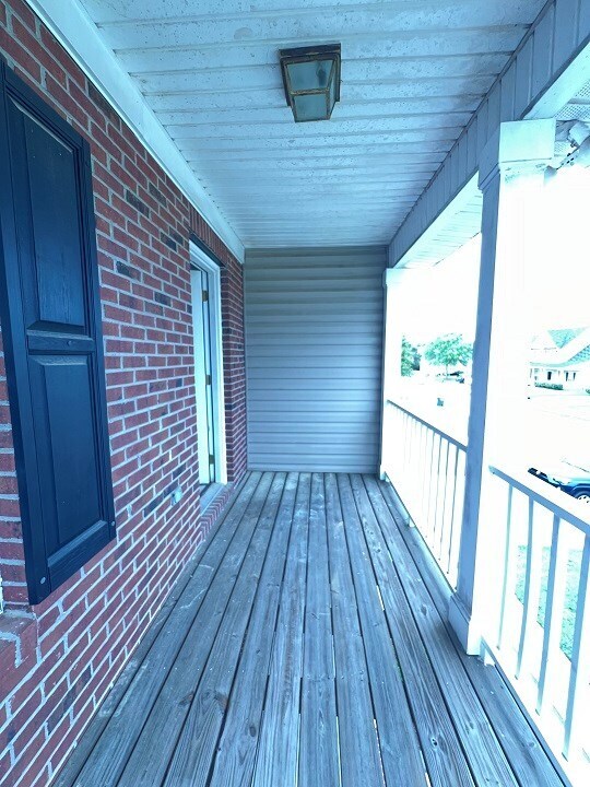 Building Photo - 570 Batty Way
