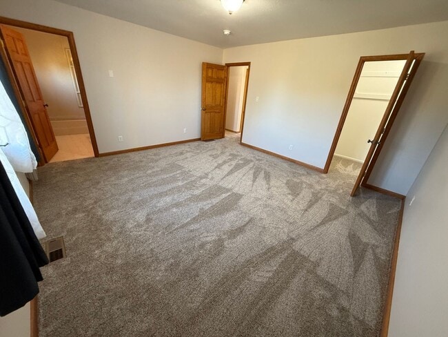 Building Photo - 3 Bed 2 Bath Large Semi-Rural Modern Beautiful Home