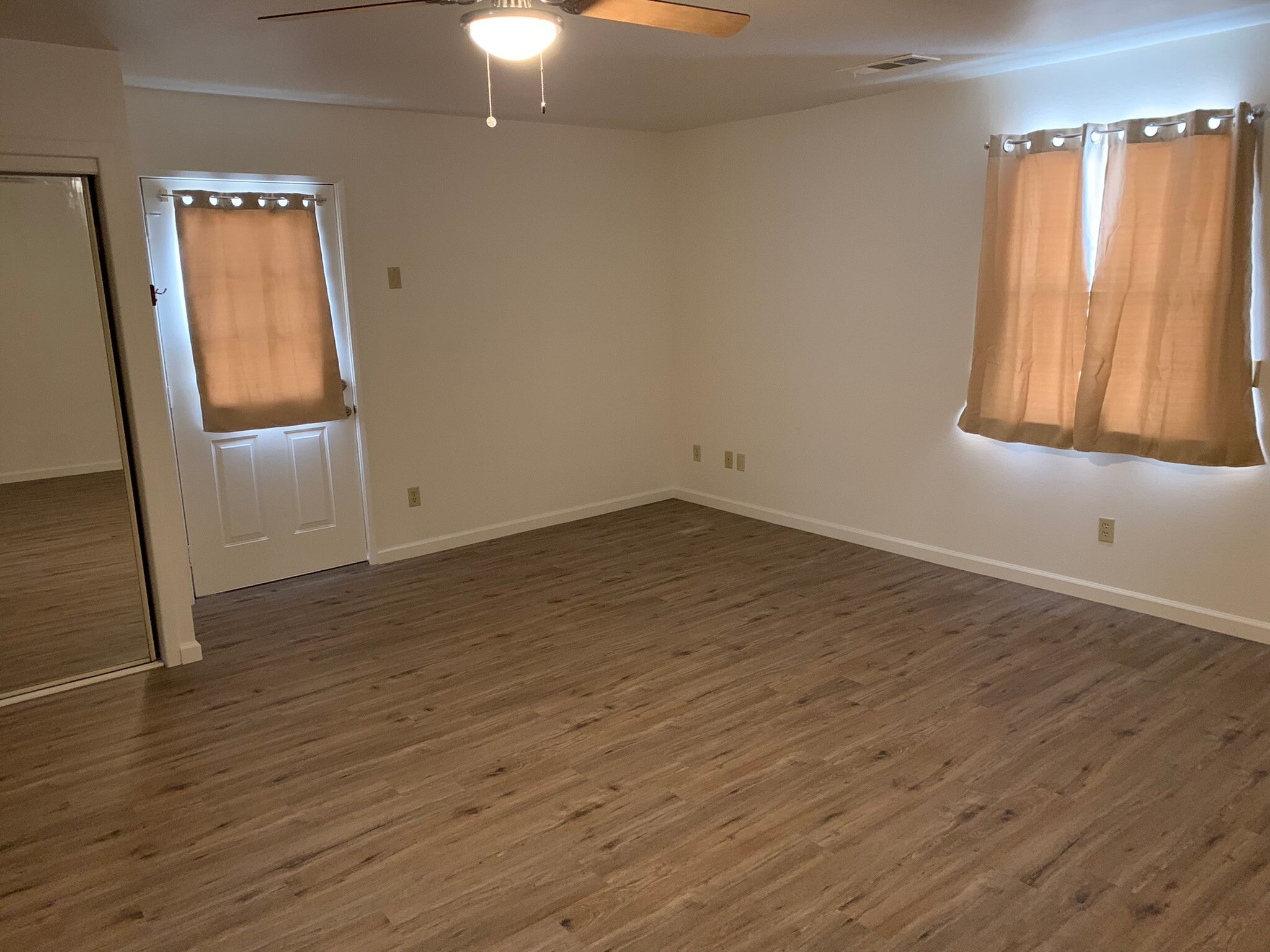 Building Photo - 3834 Stoddard Ave