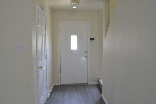 Building Photo - Beautiful 4 bedroom 3 bath 2 car garage ho...