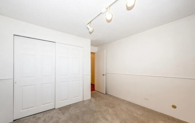 Building Photo - 2325 S Linden Ct
