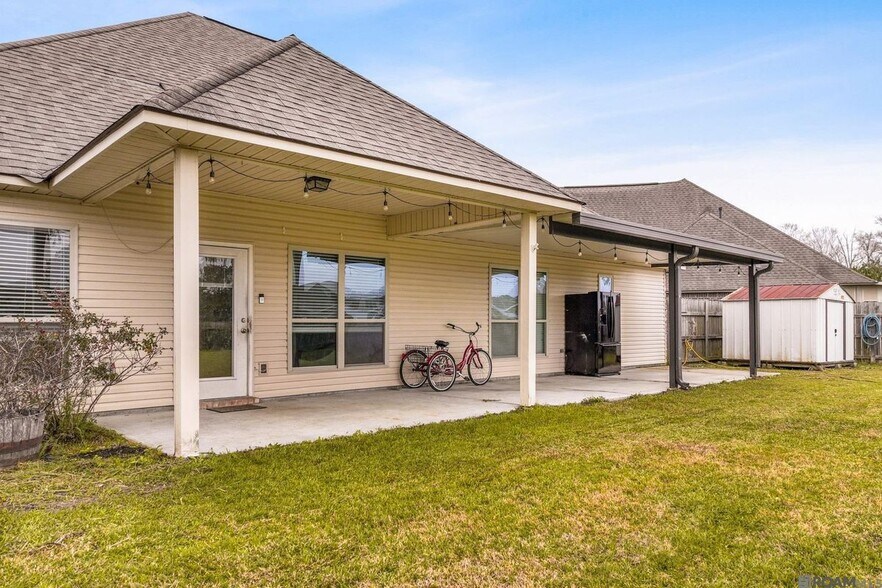 Building Photo - 13440 Larch Ct