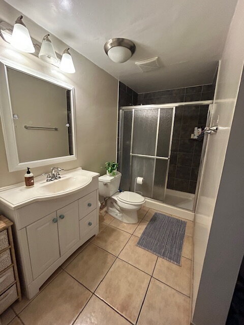 Building Photo - "Charming 3-Bed Sanctuary in Concord with 2 Full Baths - 1350 Sq Ft of Comfort!"