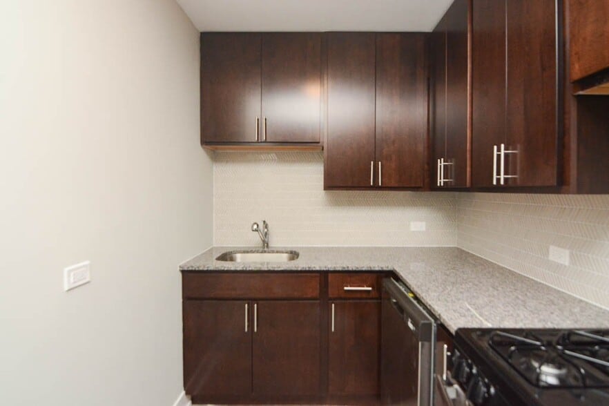 Building Photo - 535 W Surf St