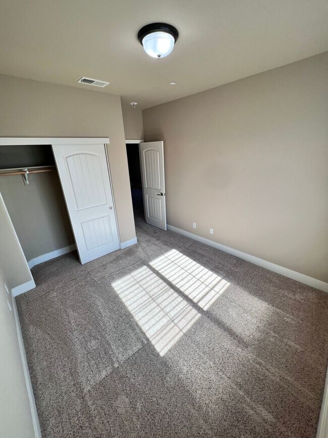 Building Photo - Stunning 3 Bedroom, 2.5 Bath Single Family Home, Gated Community, Beautiful Inside & Out!