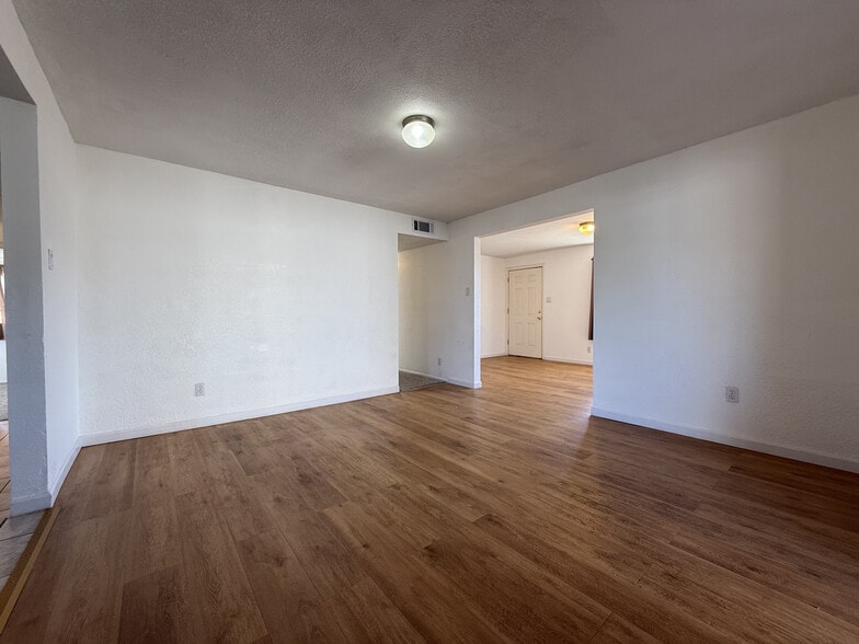 Building Photo - 123 E Apache St