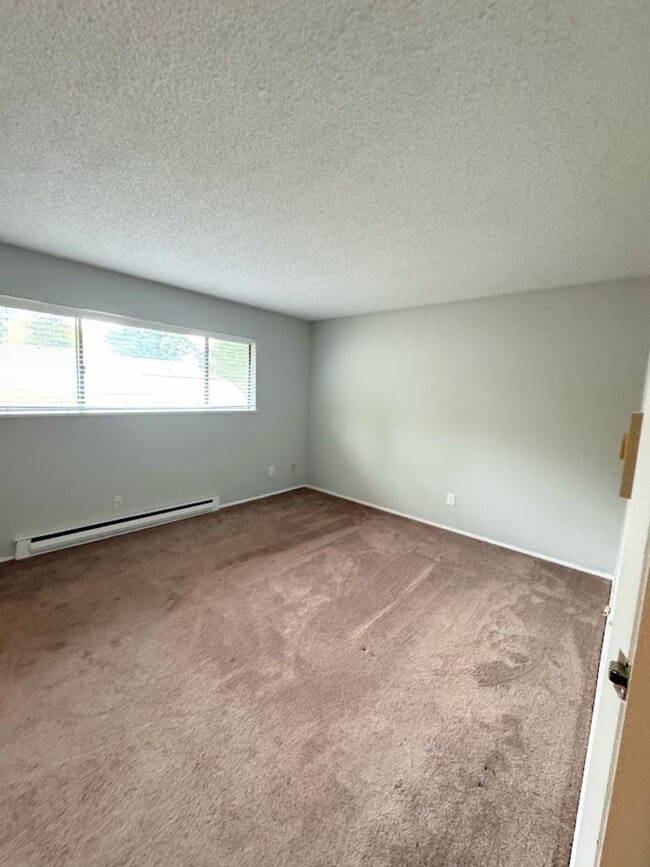 Building Photo - Large, Updated 2 Bedroom, 1.5 bath Townouse in Lovely Multnomah Village