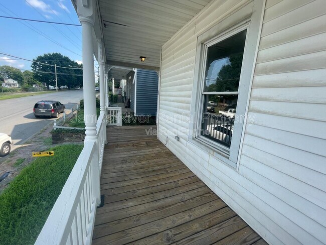 Building Photo - 2019 Main St