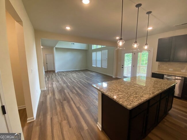 Building Photo - 5595 Mirror Lake Dr