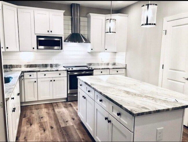 Building Photo - Stunning Home in Rose Hill! $1,000 October...