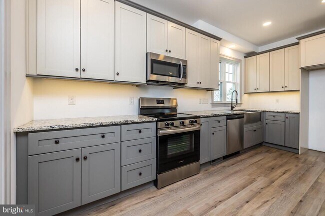 Building Photo - 411 James St