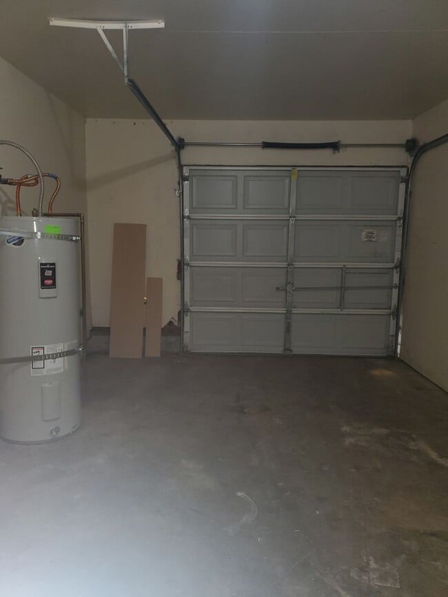 Building Photo - 2 bed 1 bath Duplex