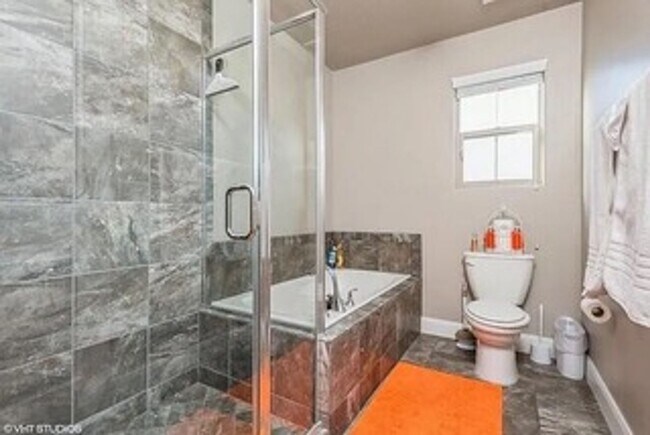 Building Photo - Bright & Spacious Desert Townhome
