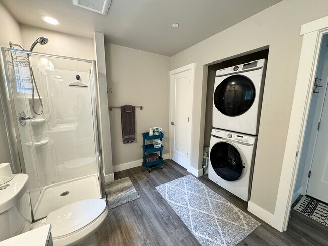 Building Photo - Fully furnished guest house 2 bedroom spaces DADU unit