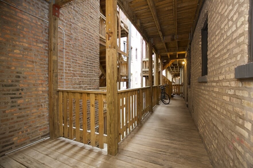 Building Photo - 4242 N Wolcott Ave