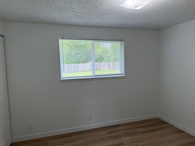 Building Photo - Updated single level 2 bed/1 bath duplex in Thurston!