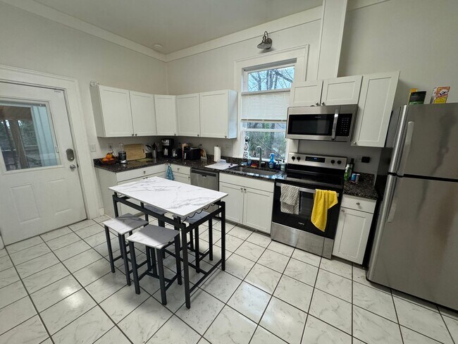 Building Photo - SHORT DISTANCE TO DOWNTOWN AND SANFORD STADIUM