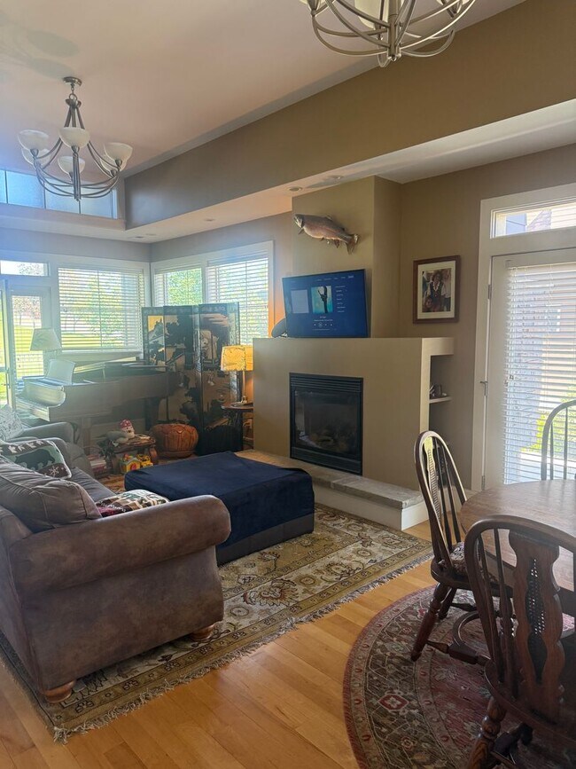Building Photo - Rare Find- Home for Rent in the Knolls Community