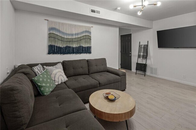 Building Photo - 2 Southport Ln