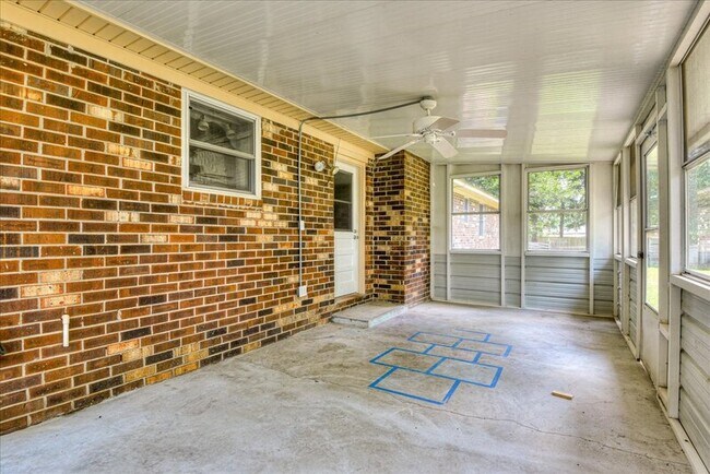 Building Photo - 608 Cedarwood Ct