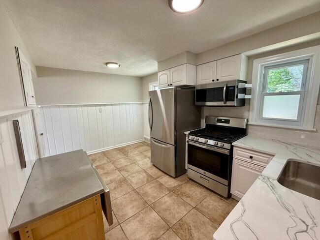 Building Photo - Charming 2BR/1BA Home in Kirkwood – Renova...