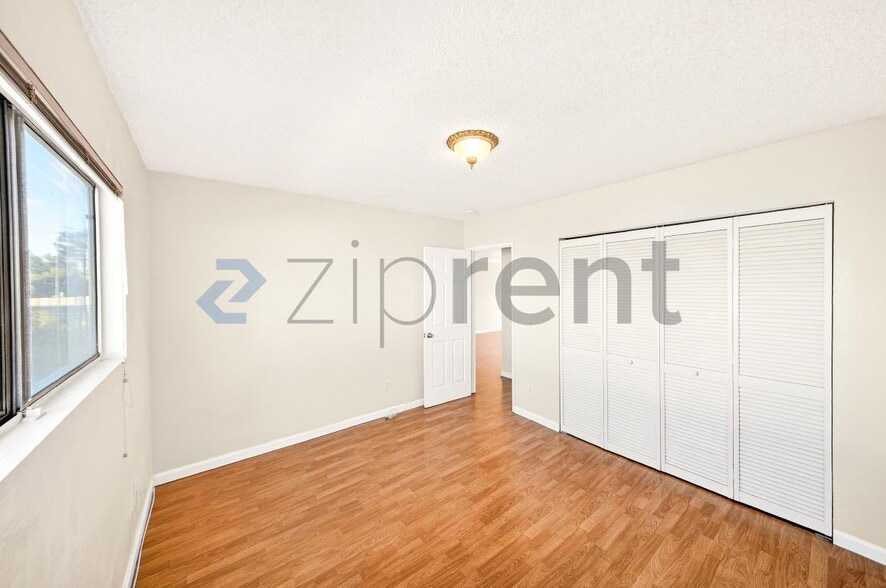 Building Photo - 240 W Verdugo Ave